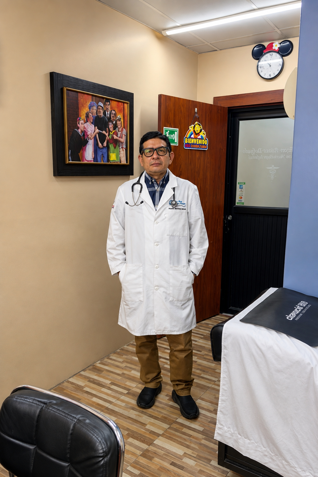 Dr. Nixon Rivas Delgado - Pediatra Nutriólogo Infantil en su consultorio